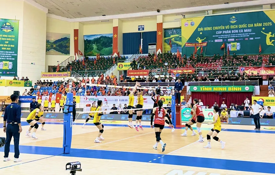 Trận bán kết giữa Binh chủng Thông tin và Ninh Bình đã diễn ra hấp dẫn. Ảnh: MINH CHIẾN