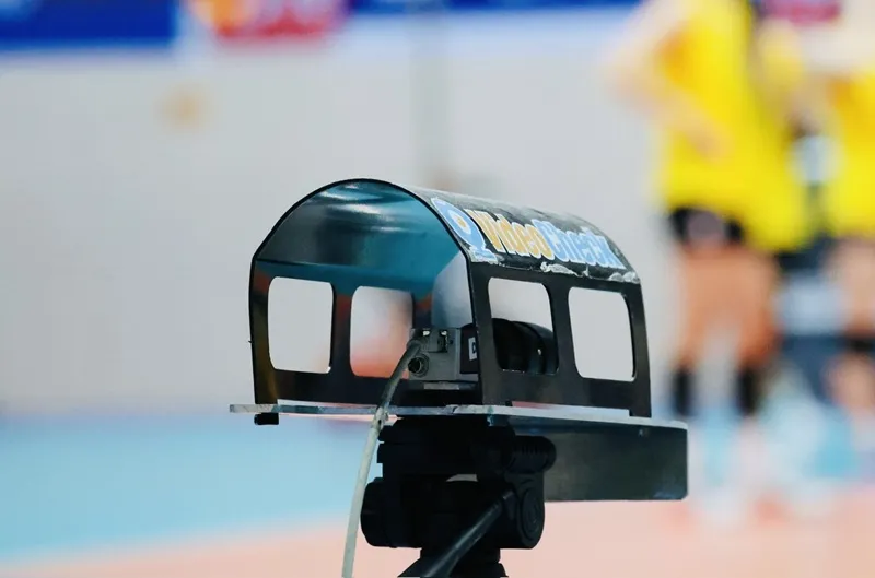 Hệ thống "mắt thần" phụ thuộc vào các camera ghi lại hình ảnh trên sân. Ảnh: DŨNG PHƯƠNG