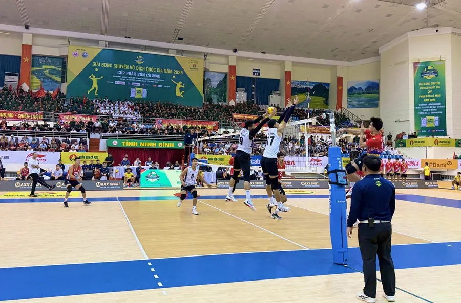 Trận chung kết nội dung nam đã diễn ra hấp dẫn tại nhà thi đấu tỉnh Ninh Bình. Ảnh: MINH CHIẾN