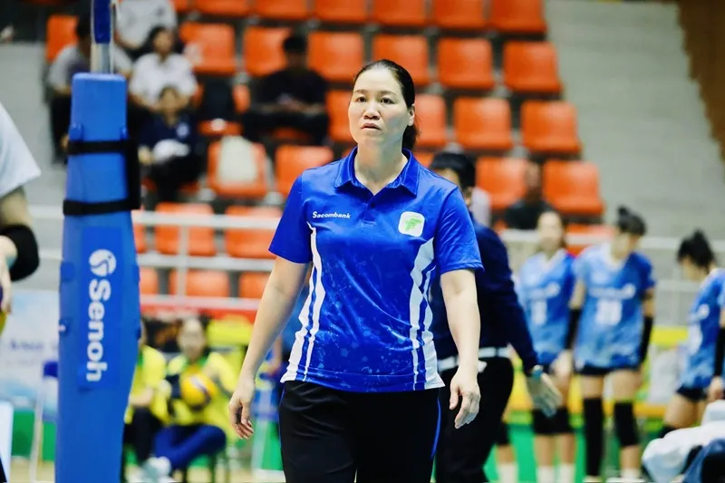 HLV Trần Hiền và đội nữ TPHCM không thể trụ hạng thành công tại giải vô địch quốc gia năm nay. Ảnh: DŨNG PHƯƠNG