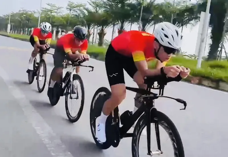 Đội tuyển xe đạp Việt Nam đang tập luyện cho các cua-rơ trẻ ở Đà Nẵng trước khi sang Bahrain thi đấu. Ảnh: VCF