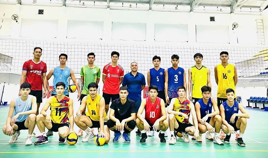 Kuon Mom (hàng sau ngoài cùng bên trái) sẽ tiếp tục sang Việt Nam thi đấu năm 2026 cùng đội Hà Nội. Ảnh: HANOIVOLEYBALL