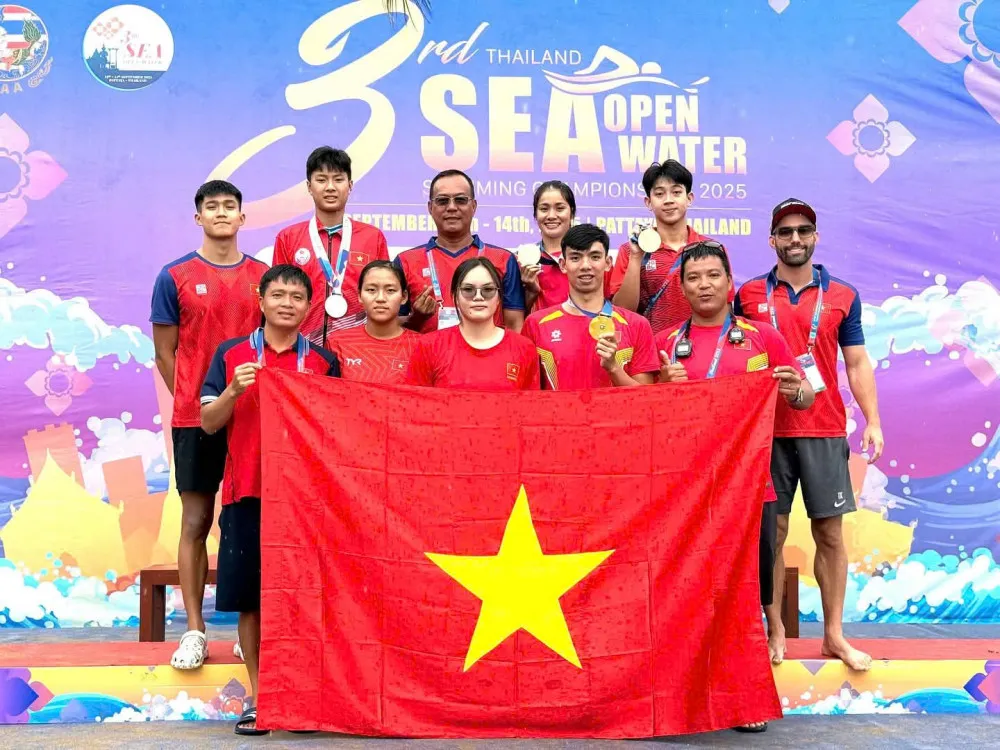 Nguyễn Huy Hoàng và nhiều VĐV đội tuyển bơi được Bằng khen của Bộ VH-TT-DL khi đạt kết quả cao tại giải vô địch mặt nước mở Đông Nam Á 2025. Ảnh: HOÀNG VŨ