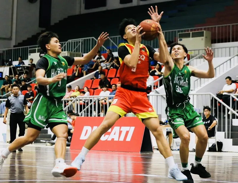 Đội bóng rổ U20 TPHCM (áo xanh) đã giành ngôi vô địch giải đấu năm nay. Ảnh: VBF