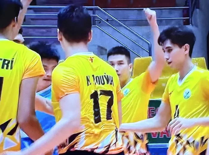 Đội nam Vĩnh Long giành quyền vào bán kết sau khi thắng Bộ tư lệnh cảnh sát Cơ động ở tứ kết. Ảnh: MINH MINH