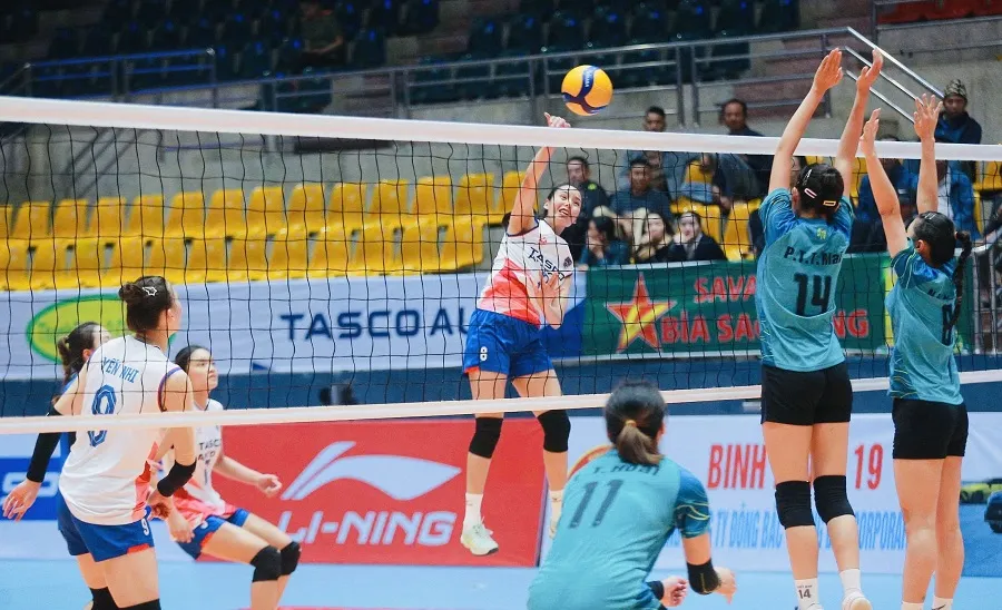 Đội nữ Hà Nội (áo trắng) sẽ thi đấu bán kết trong ngày 31-10 để tìm tấm vé vào chung kết giải năm nay. Ảnh: VFV