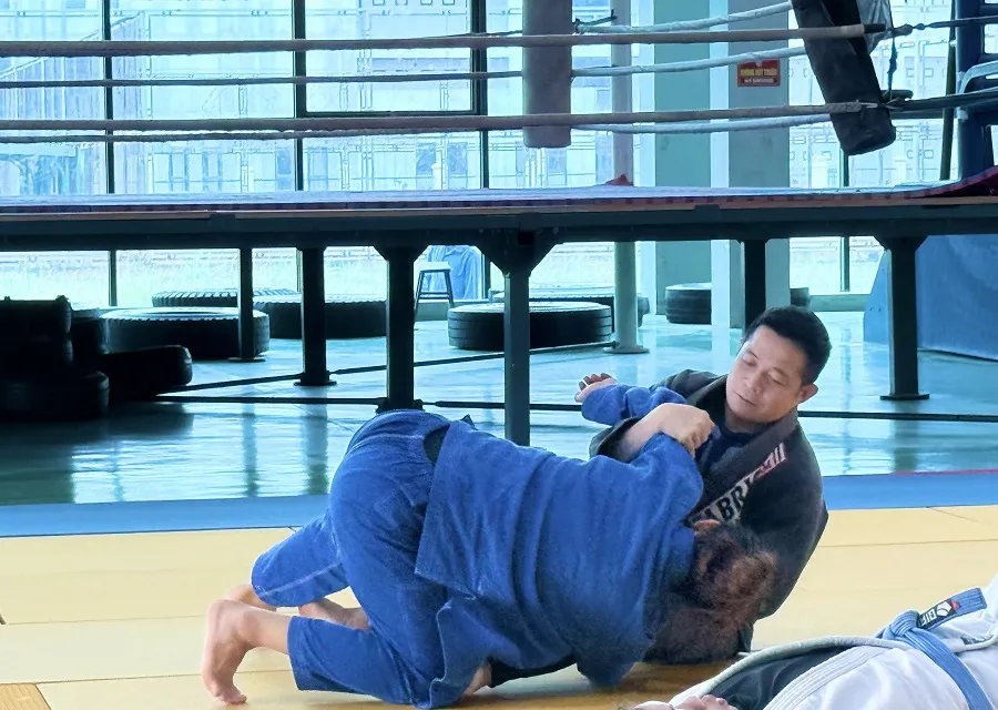 HLV Bùi Đình Tiến chuẩn bị chuyên môn cùng các học trò trước khi sang Thái Lan tham dự giải vô địch thế giới 2025. Ảnh: MINH CHIẾN