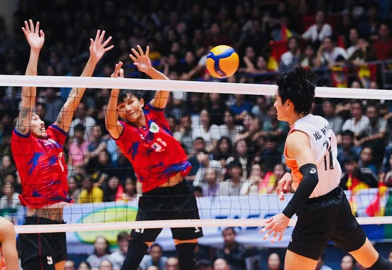 Hàng chắn của đội TPHCM (đỏ) đã hóa giải được các tình huống tấn công của đội chủ nhà Hà Tĩnh. Ảnh: PHƯƠNG THẢO