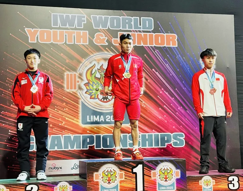 Lực sĩ K'Dương khi thi đấu và giành HCV tại giải vô địch trẻ, thanh thiếu niên thế giới 2025. Ảnh: MINH MINH