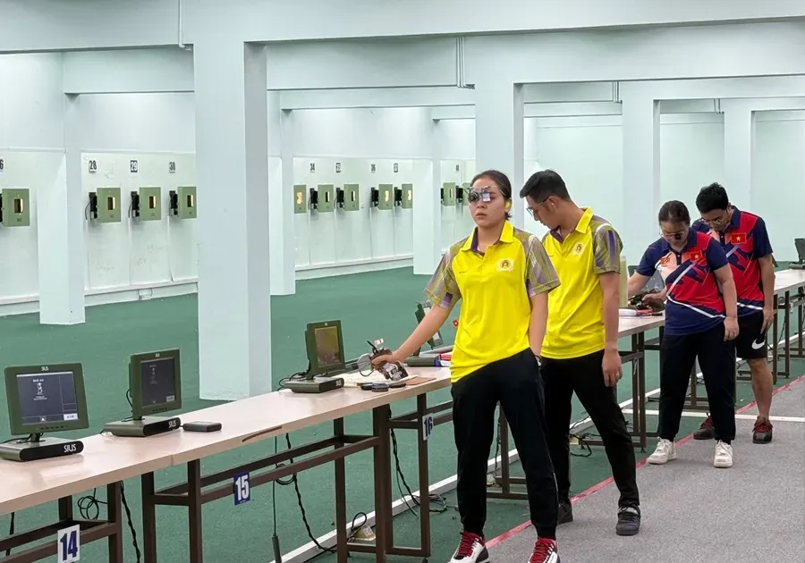 Xạ thủ Trịnh Thu Vinh và đồng đội ở nội dung súng ngắn sẽ sang Hàn Quốc tập huấn. Ảnh: MINH CHIẾN