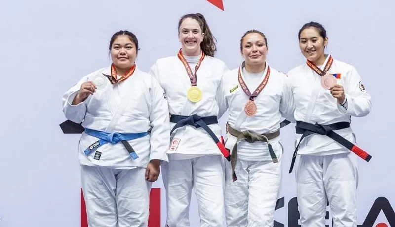 Tuyển thủ Thanh Trúc (ngoài cùng bên trái) là 1 trong những võ sĩ có nhiều kết quả huy chương ở giải thế giới 2025 đang tổ chức tại Thái Lan. Ảnh: WORLDJUJITSU