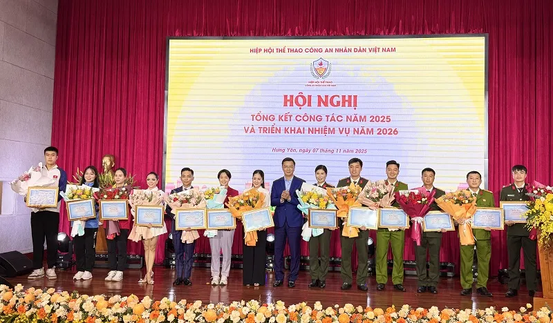 Các cá nhân thể thao đạt thành tích thể thao đã được biểu dương. Ảnh: MINH CHIẾN