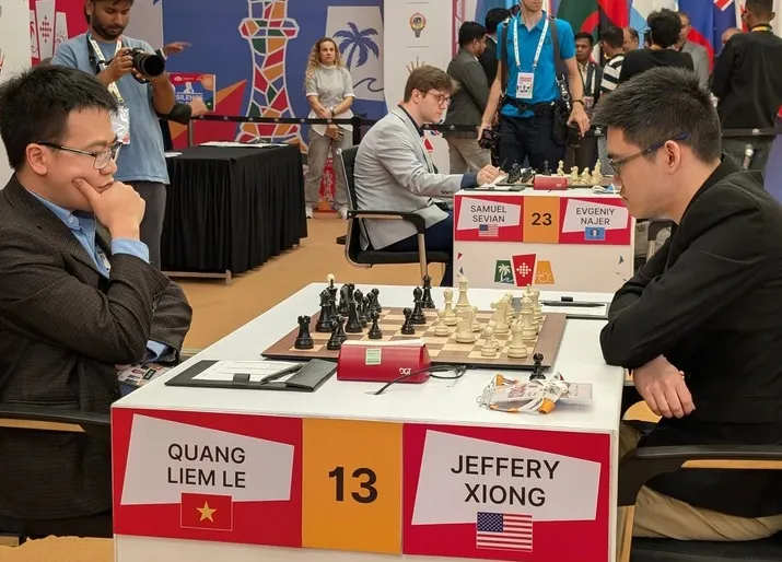 Lê Quang Liêm thi đấu với Xiong tại trận đầu của vòng 3. Ảnh: INDIA CHESS