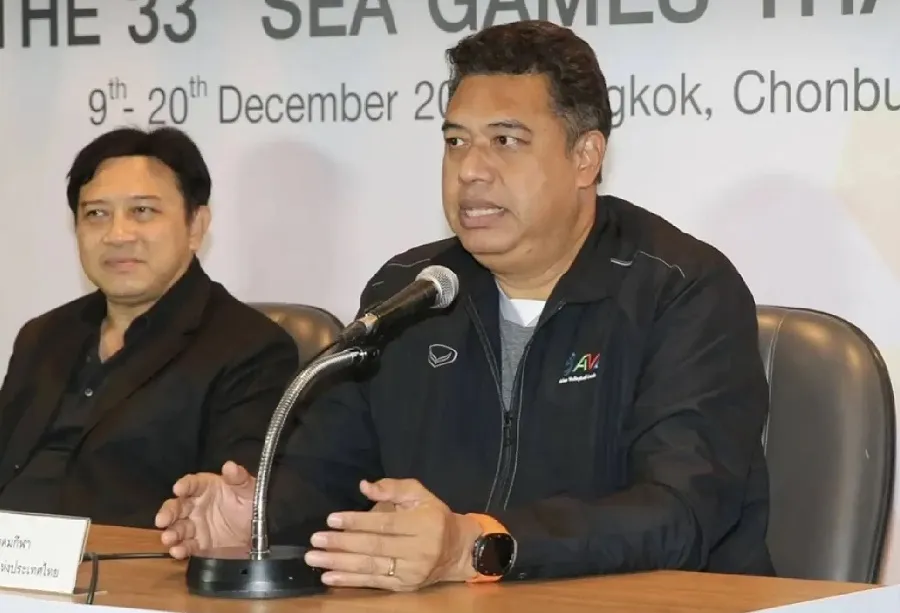 HLV Kiattipong Radchatagriengkai trao đổi với báo giới Thái Lan về mục tiêu chuyên môn SEA Games 33. Ảnh: NATION