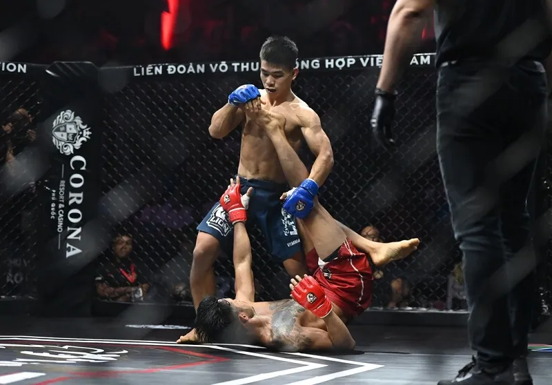 Tuyển thủ trần Ngọc Lượng (xanh) là 1 trong những võ sĩ được trao suất tham dự SEA Games 33-2025. Ảnh: VMMAF