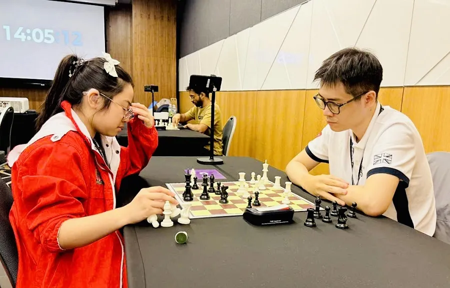 Lê Tuấn Minh (áo trắng) đã thi đấu tại Đại hội thể thao trí tuệ châu Á 2025 và giành HCV cờ nhanh, cờ chớp. Ảnh: NGUYỄN MINH