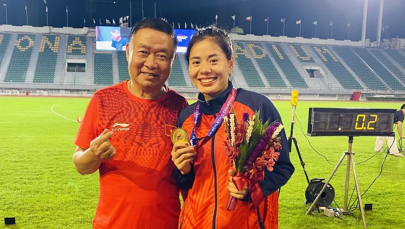 HLV Vũ Ngọc Lợi là người tạo dấu ấn chuyên môn cho cựu tuyển thủ Nguyễn Thị Huyền. Ảnh: MINH CHIẾN