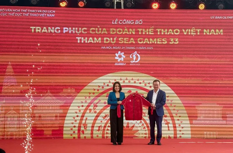 Trưởng đoàn thể thao Việt Nam Nguyễn Hồng Minh đã nhận trang phục chính thức tham dự SEA Games 33-2025. Ảnh: MINH CHIẾN