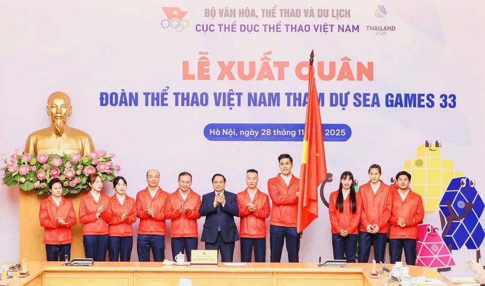Võ sĩ karate Lê Minh Thuận (cầm cờ) sẽ được trao nhiệm vụ cầm cờ cho Đoàn thể thao Việt Nam ở SEA Games 33-2025. Ảnh: LƯỢNG LƯỢNG