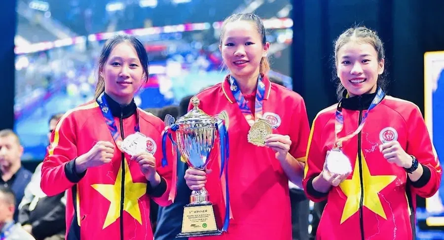 Võ sĩ Triệu Thị Phương Thùy (ngoài cùng bên phải) là thành viên tham dự SEA Games 33-2025 môn kickboxing. Ảnh: MINH MINH