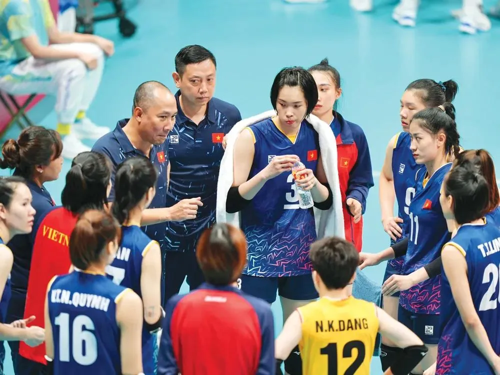 Đội tuyển bóng chuyền nữ Việt Nam giữ đủ quân số tập luyện sau đó sẽ sang Thái Lan vào ngày 8-12. Ảnh: DŨNG PHƯƠNG