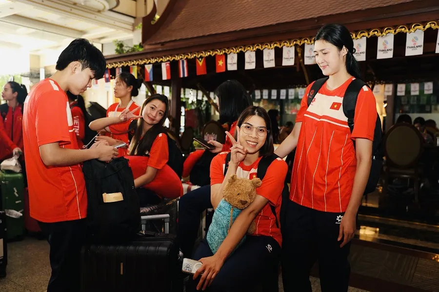 Cầu thủ bóng chuyền nữ Việt Nam rạng rỡ khi có mặt tại Thái Lan. Ảnh: DŨNG PHƯƠNG