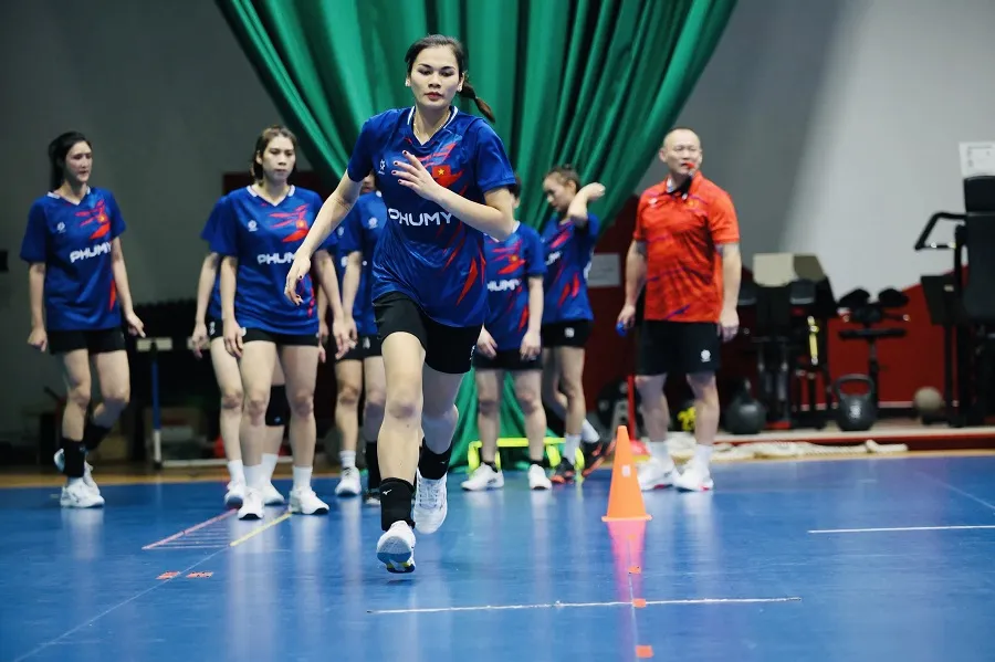 Chủ công Vi Thị Như Quỳnh thực hiện bài tập thể lực trong ngày tập nhẹ 9-12. Ảnh: DŨNG PHƯƠNG