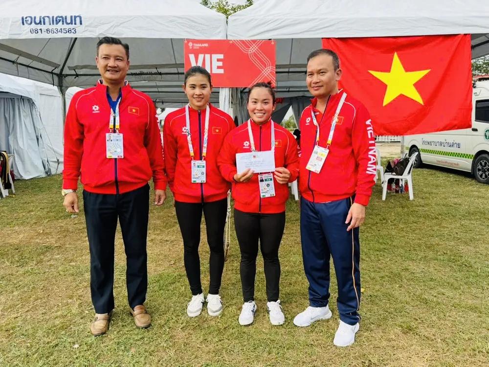Diệp Thị Hương và Nguyễn Thị Hương đã được động viên tinh thần khi giành HCV tại SEA Games 33-2025. Ảnh: DŨNG PHƯƠNG
