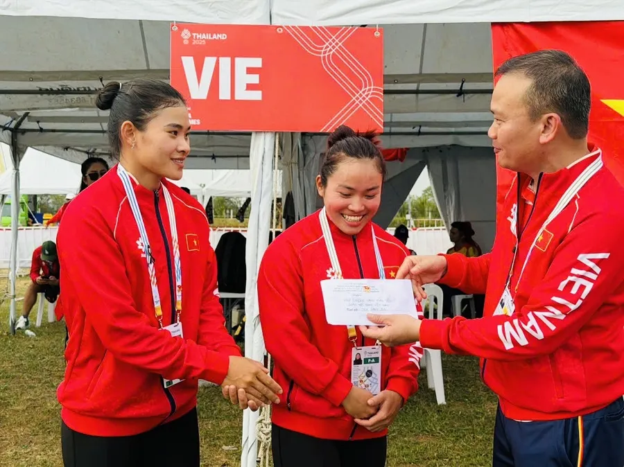 Nguyễn Thị Hương (giữa) và đồng đội được khen thưởng với tấm HCV đầu tiên. Ảnh: DŨNG PHƯƠNG