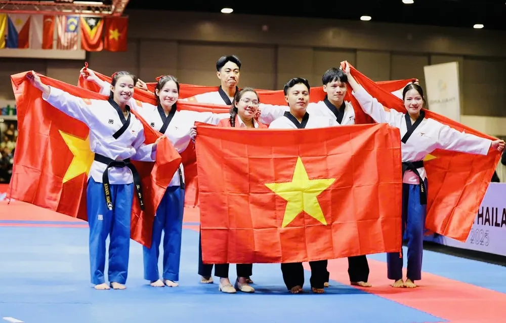 Võ sĩ taekwondo Việt Nam giành HCV bài biểu diễn đồng đội quyền sáng tạo nam nữ. Ảnh: DP