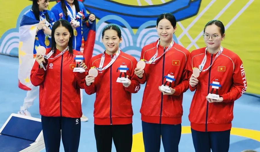 Các tuyển thủ đội tuyển bơi nữ Việt Nam giành HCĐ lịch sử trong nội dung tiếp sức 4x100m tự do. Ảnh: LƯỢNG LƯỢNG