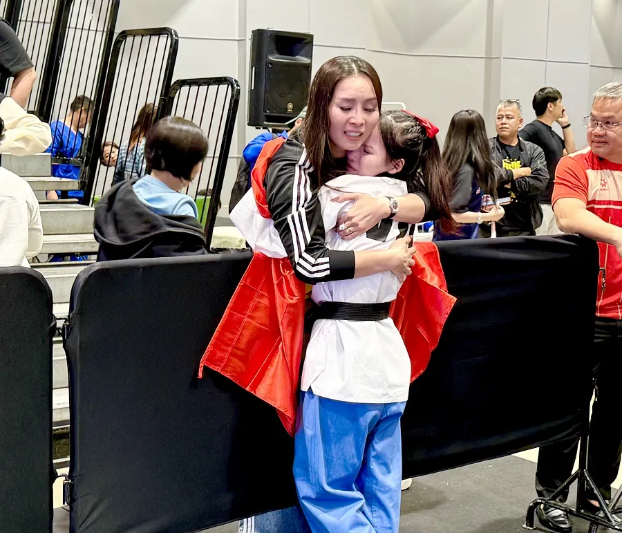 Tuyển thủ Y Bình đã xúc động chung vui với người thân ngay khi giành được HCV. Ảnh: MINH CHIẾN