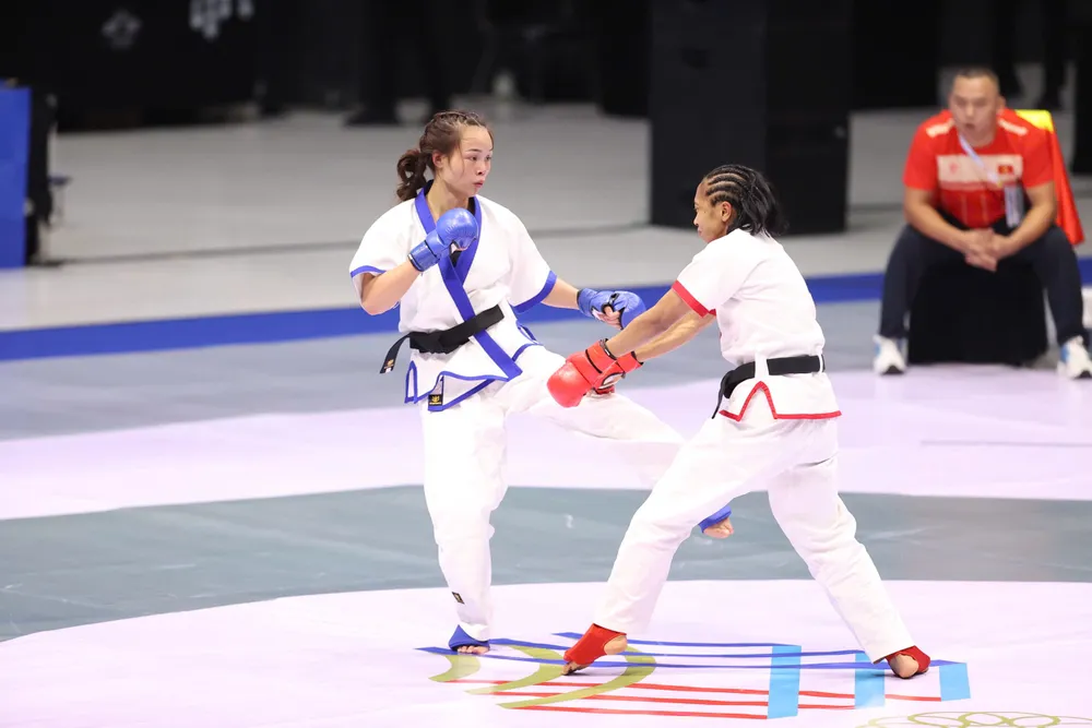 Thanh Bình (xanh) đã thua đáng tiếc tại trận chung kết. Ảnh: DŨNG PHƯƠNG