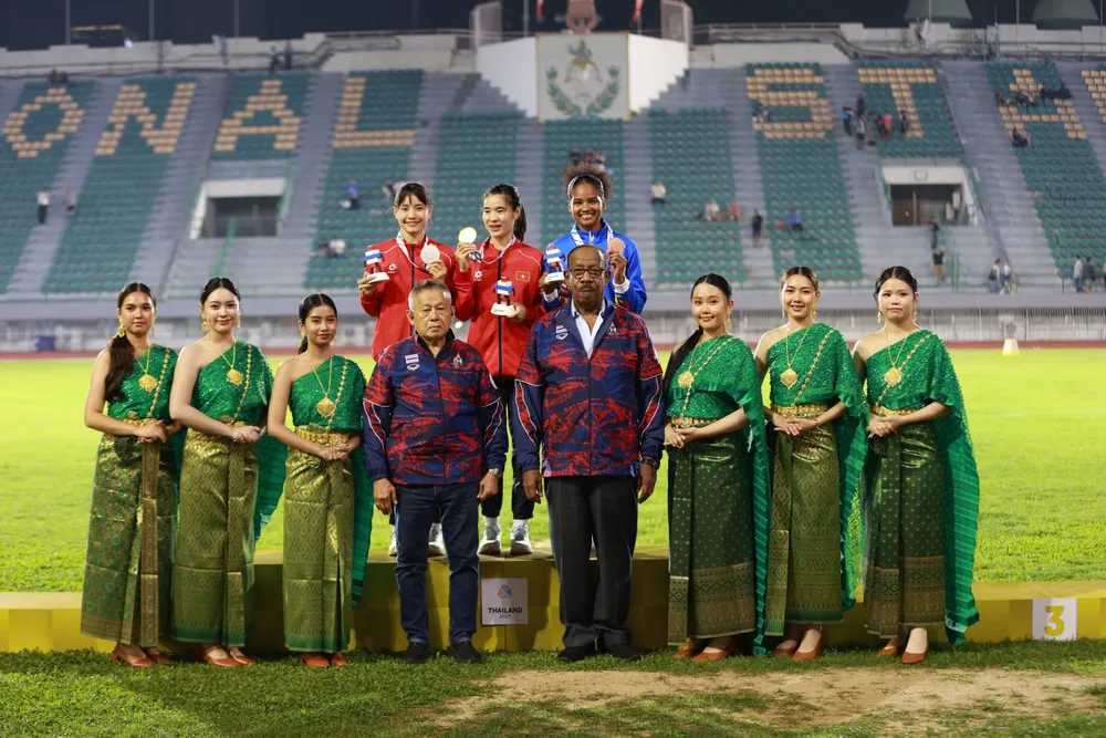 Tuyển thủ Bùi Thị Ngân giành HCV cự ly 1.500m tại SEA Games 33-2025. Ảnh: DŨNG PHƯƠNG