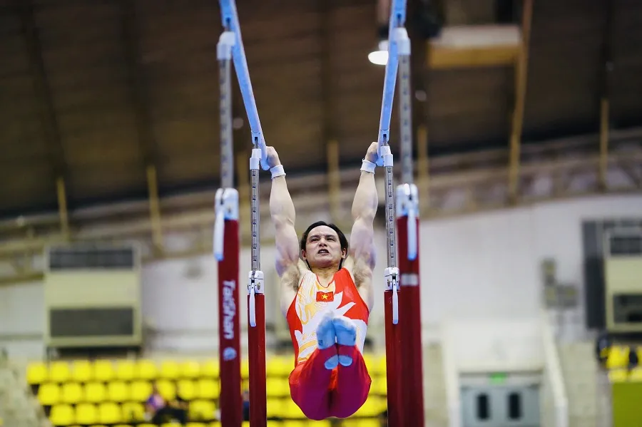Đinh Phương Thành giành chiến thắng xuất sắc tại bài xà kép môn TDDC của SEA Games 33-2025. Ảnh: DŨNG PHƯƠNG