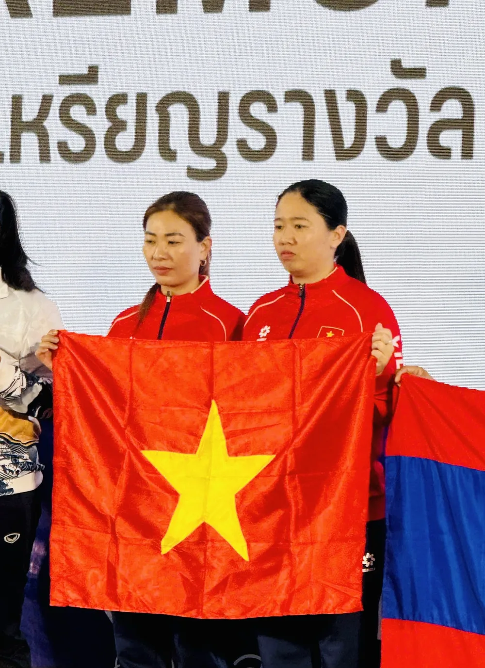 2 bi thủ Việt Nam giành HCV nội dung đôi nữ. Ảnh: ĐOÀN TTVN
