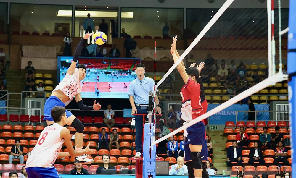 Đội tuyển bóng chuyền nam Việt Nam đã chơi thoải mái trước đội tuyển Lào để giành chiến thắng đầu tay. Ảnh: DŨNG PHƯƠNG