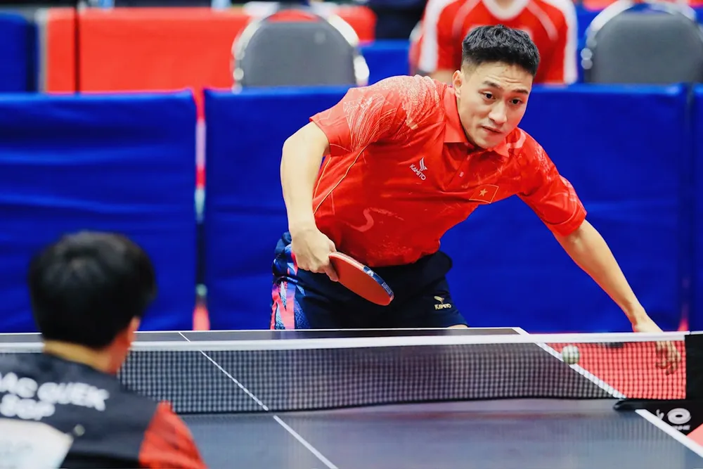 Nguyễn Anh Tú và đồng đội đã có nỗ lực nhưng chưa thể giành HCV đồng đội nam. Ảnh: MINH DÂN