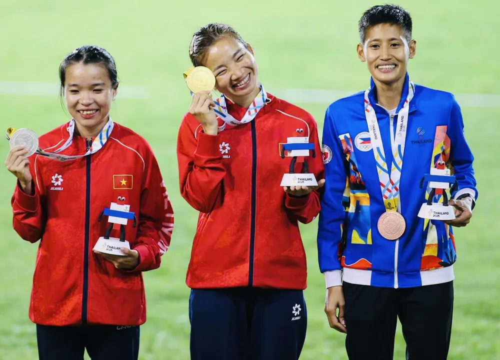 Nguyễn Thị Oanh đã có tấm HCV đầu tiên trong nội dung 5.000m nữ tại SEA Games 33-2025. Ảnh: DŨNG PHƯƠNG