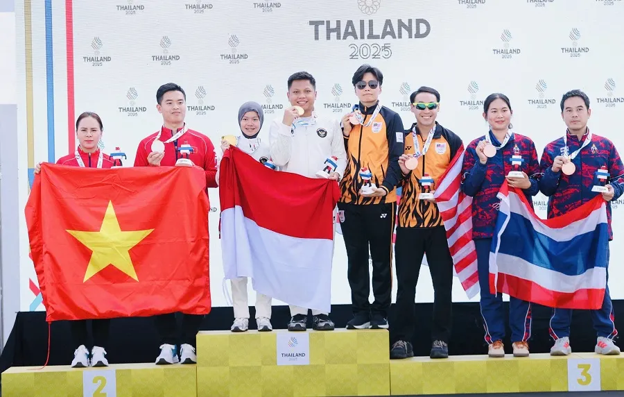 Phạm Quang Huy và Trịnh Thu Vinh có tấm HCB trong ngày tranh tài 15-12. Ảnh: DP