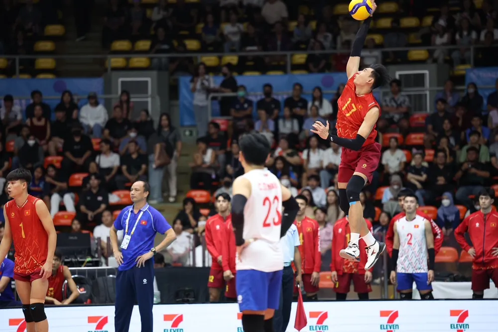 Ngọc Thuân và đồng đội đã nỗ lực tấn công trước hàng chắn Thái Lan nhưng không có điểm số quyết định. Ảnh: DŨNG PHƯƠNG