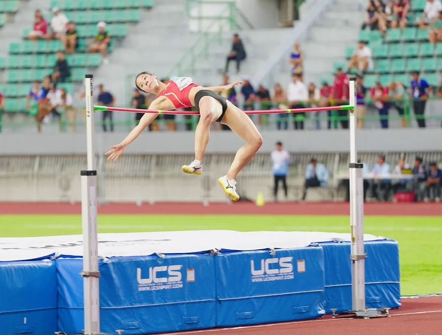 Bùi Thị Kim Anh đã có pha nhảy hiệu quả để giành HCV tại SEA Games 33-2025. Ảnh: DŨNG PHƯƠNG