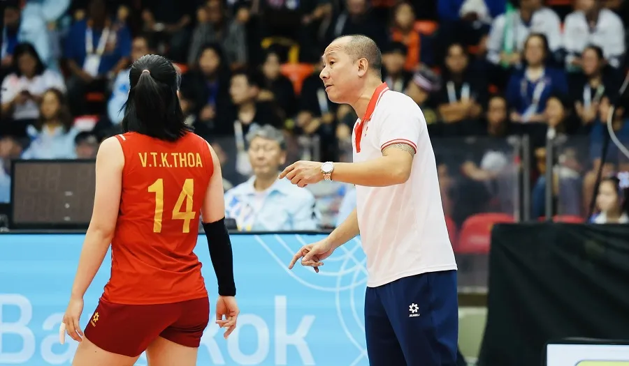 HLV Nguyễn Tuấn Kiệt cũng có những tiếc nuối khi đội tuyển bóng chuyền nữ Việt Nam thua ở chung kết. Ảnh: DŨNG PHƯƠNG