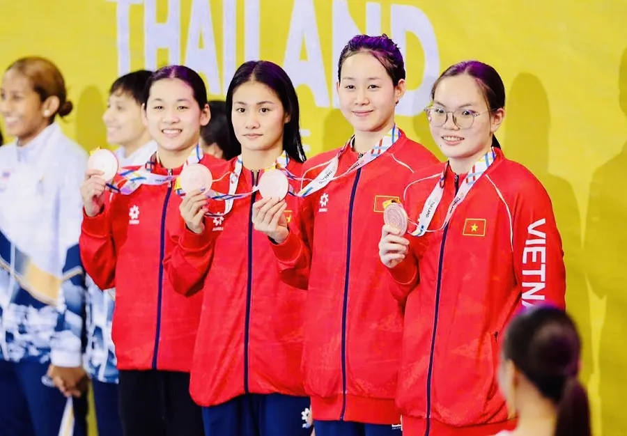Tấm HCĐ lịch sử ở nội dung tiếp sức 4x100m tự do nữ của đội tuyển bơi Việt Nam. Ảnh: DŨNG PHƯƠNG