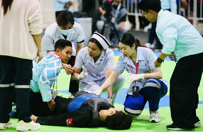 Võ sĩ pencak silat của Việt Nam đã cần sự hỗ trợ của nhân viên y tế. Ảnh: MINH DÂN