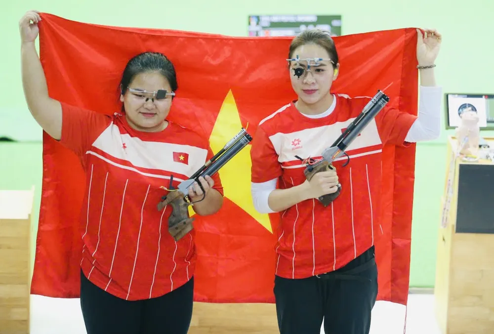 Thu Vinh và Thùy Trang tiếp tục có phong độ cao tại bài bắn 25m súng ngắn thể thao nữ. Ảnh: DŨNG PHƯƠNG