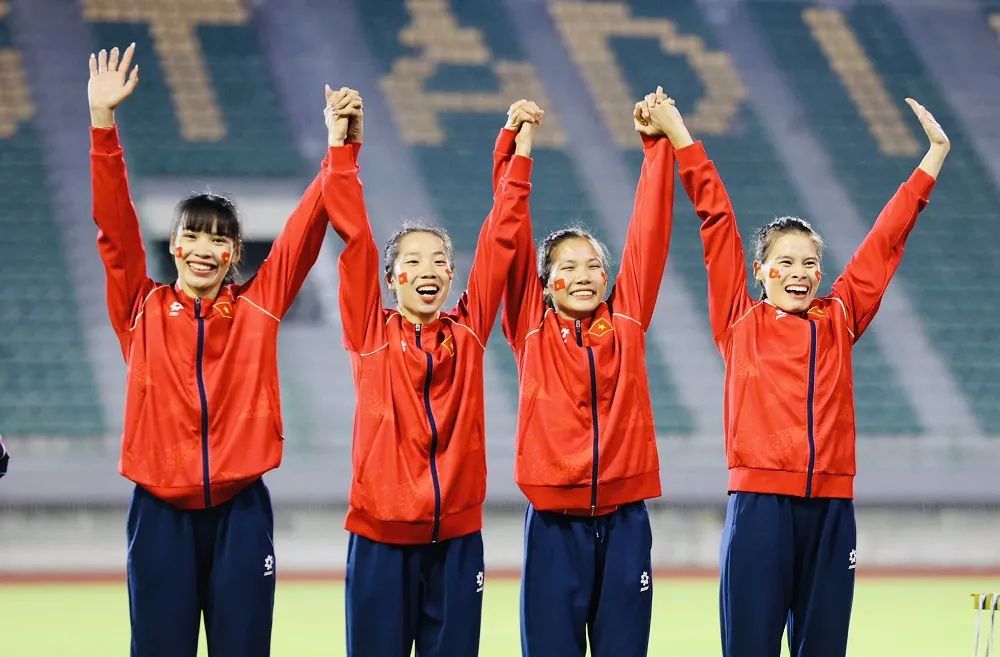 Lê Thị Tuyết Mai (thứ 2 từ phải qua) là gương mặt trẻ nhất đội hình tiếp sức 4x400m nữ của Việt Nam tại SEA Games 33-2025. Ảnh: DŨNG PHƯƠNG