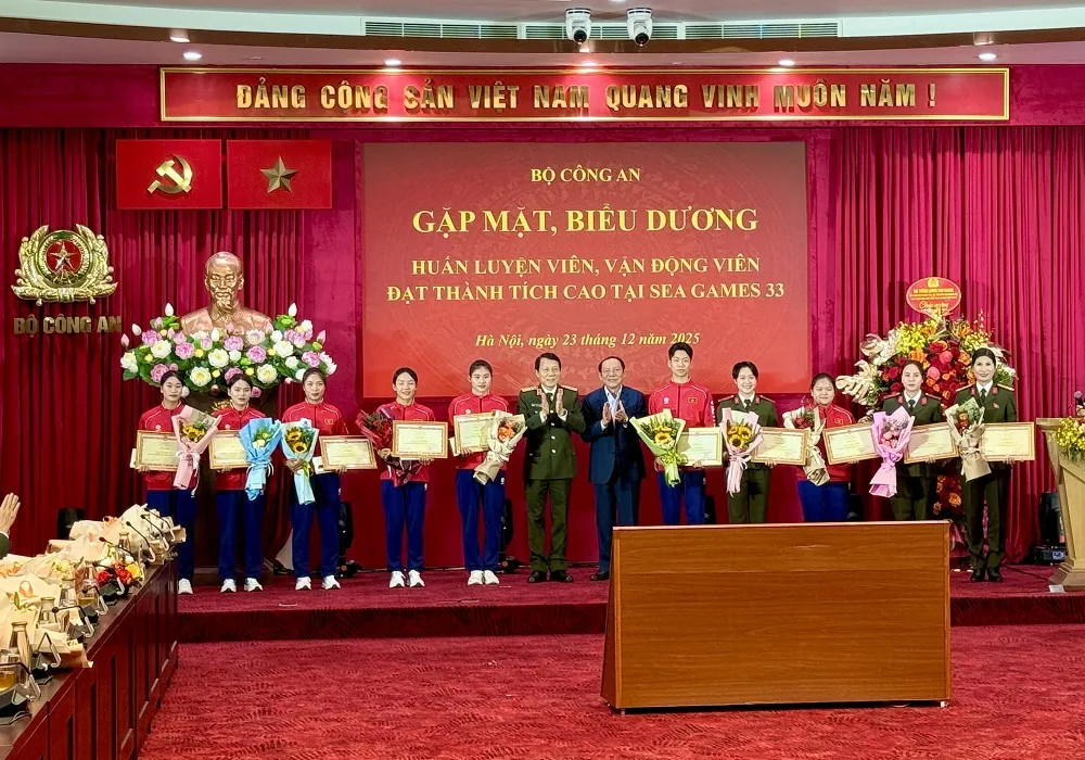 Các VĐV xuất sắc được khen thưởng sau khi giành thành tích cao ở SEA Games 33-2025. Ảnh: MINH CHIẾN