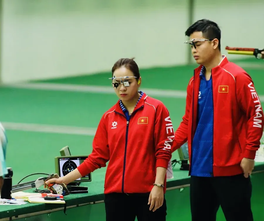 Xạ thủ của đội tuyển bắn súng Việt Nam được khen thưởng từ Liên đoàn bắn súng Việt Nam. Ảnh: DŨNG PHƯƠNG