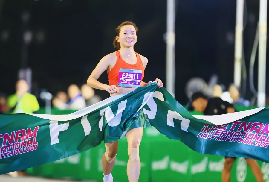 Tuyển thủ Nguyễn Thị Oanh đã về nhất cự ly bán marathon 21km tại giải đấu năm nay. Ảnh: VHM